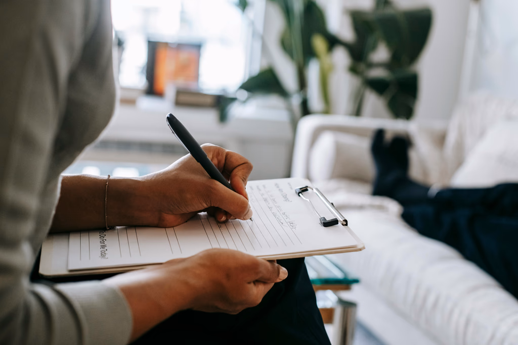 Professionnelle prenant des notes pendant une consultation