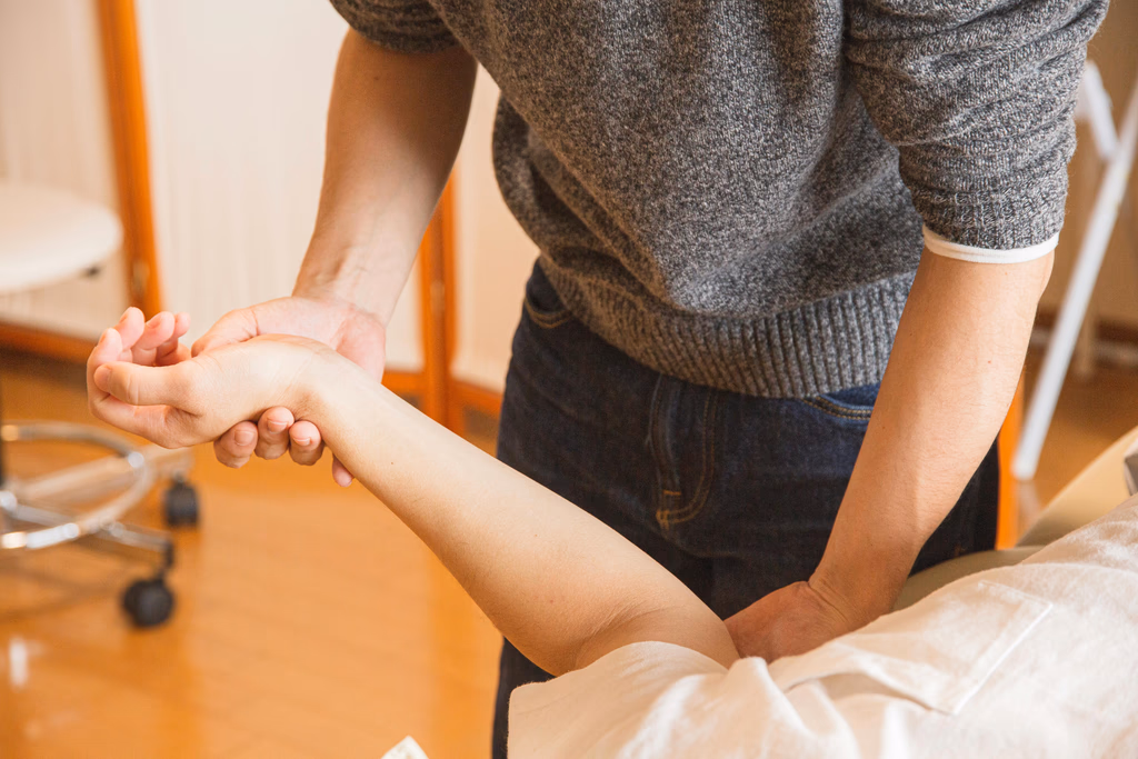 Professionnelle accompagnant une cliente en consultation